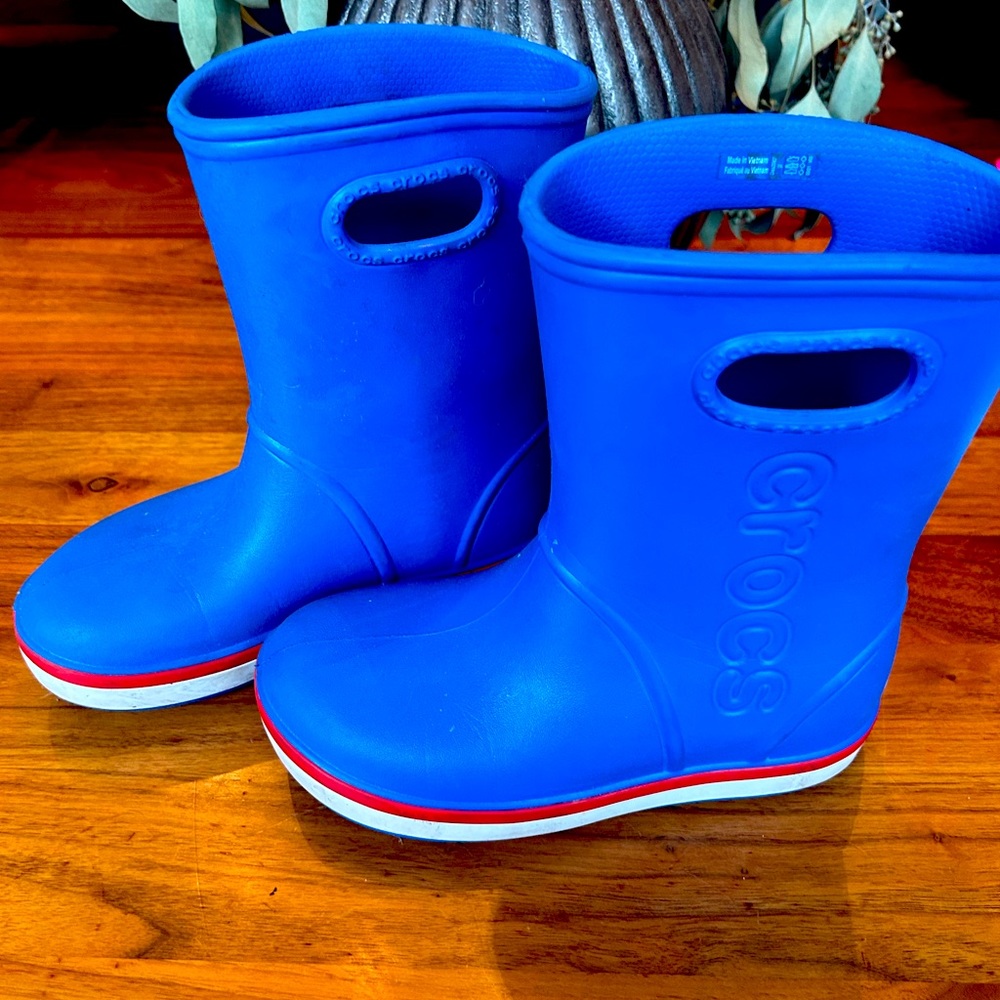 Cute Crocs 💙❤️ size 2 Kid